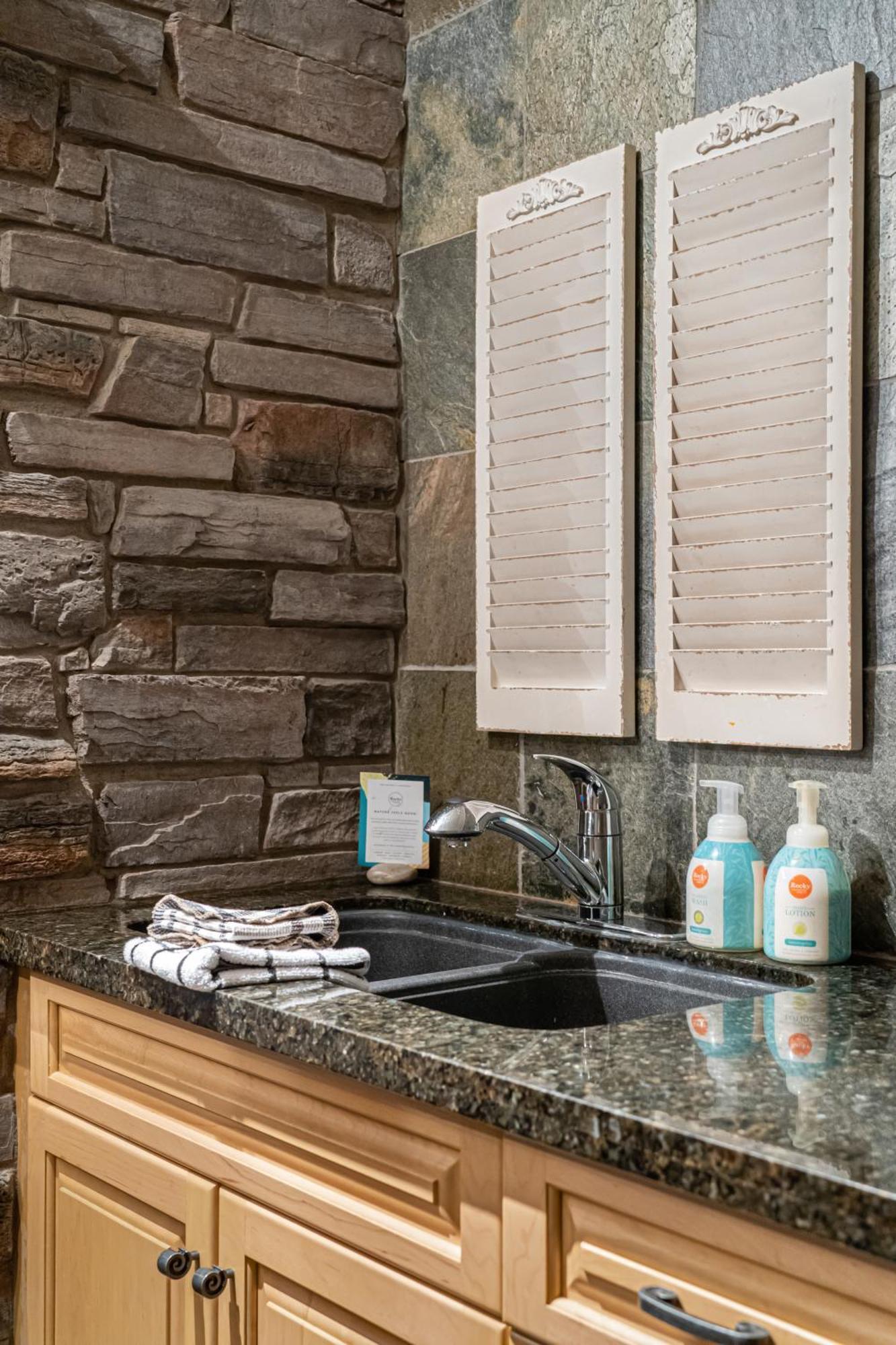 Parkland301 Sunlit 2,000 Ft² Penthouse With Mtn View Apartment Canmore